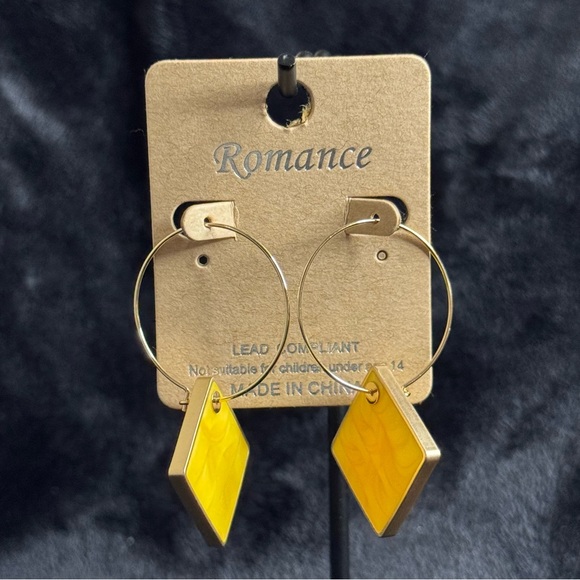 🌴 Yellow Geometric Hoop Earrings - Picture 3 of 4
